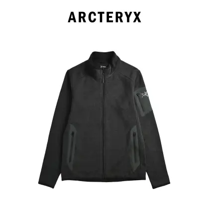 ARC’TERYX/始祖鸟秋冬COVERT系列男女立领开衫轻量抓绒外套 顶级双纱混纺拉绒面料,百灵刺绣版本 情侣款针织衫毛衣夹克外套.秋冬季户外徒步或运动休闲时穿着非常得体日常出行必备! 来自抓绒界NO1的M1LLS公司,军工级的精编双针织抓绒面料,有着超高的暖重比,比羊毛羊绒更暖,即使在户外一些恶劣严寒环境下也能保持温暖 出色的透气和吸湿性能,帮助您在各种环境或者运动状态下都能给你更好干爽体感 功能多样,吸湿排汗,透气快干,聚热保暖 可作为全天候的保暖层,也可以叠穿、单穿或者外搭穿着. 它是一种中空的保暖层结构,所以要比常规的抓绒更轻更保暖, 各方面都无懈可击,这些都不是其他面料能够取代的! 手感也十分的柔软、蓬松,温和,内里丰盈细密的抓绒处理,就算贴身也很亲肤舒适 四面大弹力拉伸,上身非常舒适不紧绷,各种运动也可轻松驾驭 考究的3D立体裁剪,让衣服具备丸美的合身性,和更舒适的内部空间 让你各种伸展活动都能灵活自如,也让穿着效果更加优秀和挺括 腋下插角布设计保证活动自如,压胶口袋方便取放必需品. 具有高效的保暖性和更佳的手感裁切:标准款式·拼接剪裁,活动自如. 手臂侧方口袋立体百灵刺绣,带拉链袖袋,经典时尚. 压胶插手口袋带粘合拉链 全覆盖风帽舒适贴合,更添暖意将高科技户外功能、舒适性和持久性融入!强烈推荐! 颜色:原子灰 麦芽黄 藏青蓝 黑灰 031